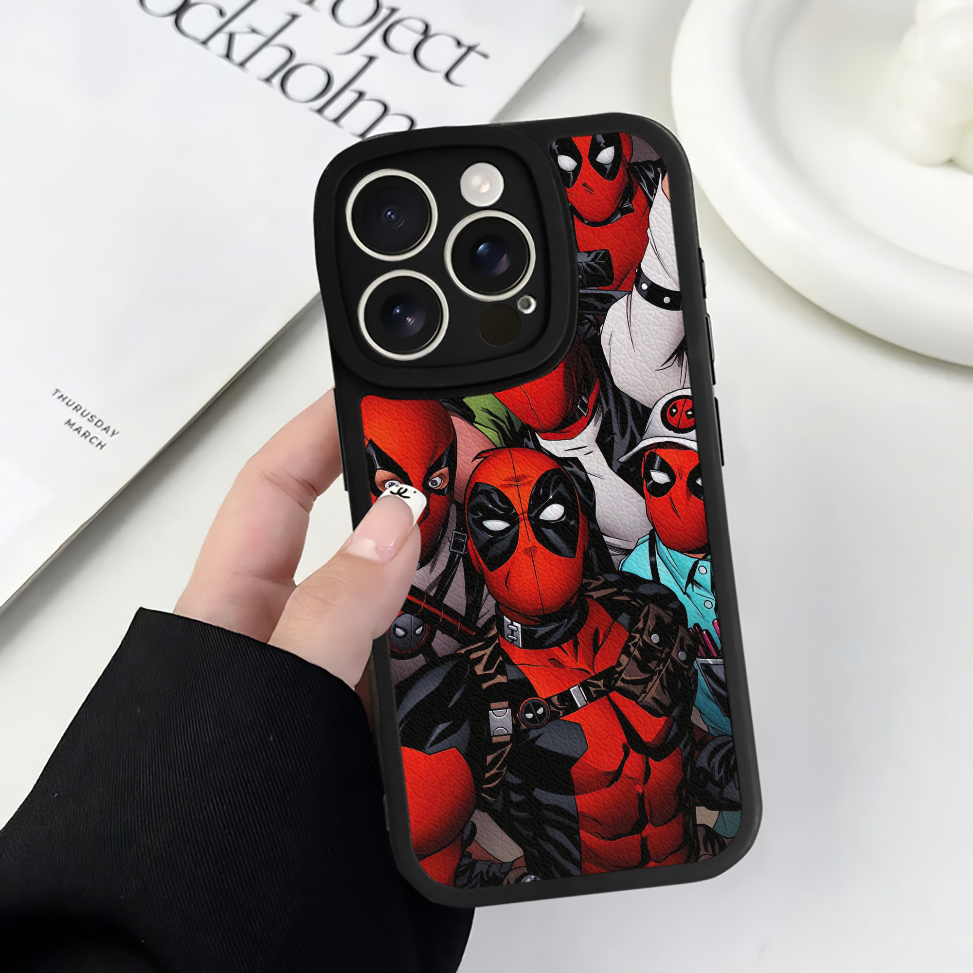 （画像用） Deadpool デッドプール 【iPhone 16シリーズ対応】シリコンスマホケース（レザー調） 材質：シリコン
